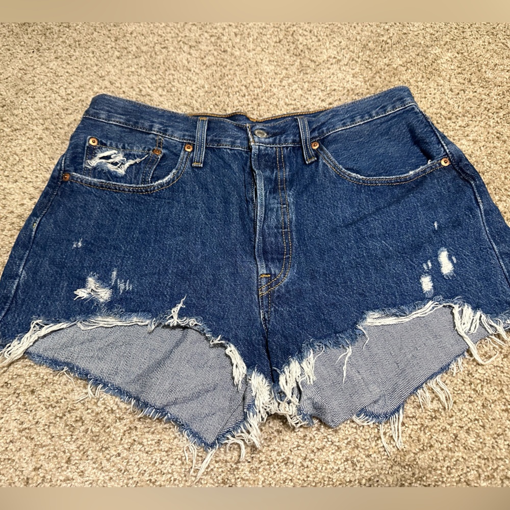 Dark wash Levi’s jean shorts